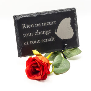 Petite plaque funéraire en ardoise personnalisée rectangulaire avec papillon 11x15 cm