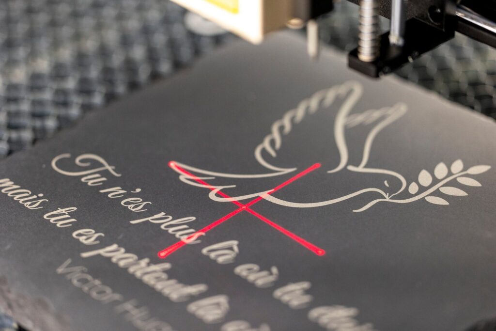 Gravure laser sur une plaque funéraire en, ardoise naturelle