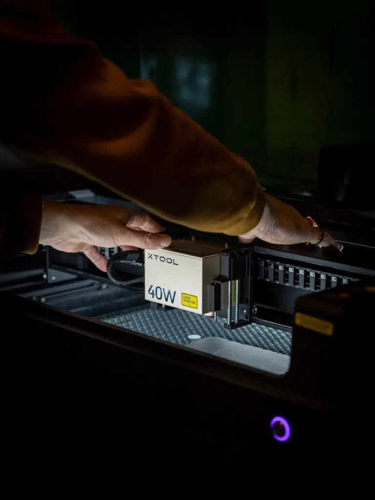 Gravure laser sur une plaque funéraire en, ardoise naturelle