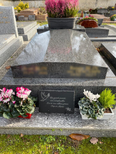 Plaque funéraire en ardoise naturelle au cimetière