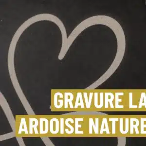 Détail d'une plaque funéraire en ardoise naturelle personnalisée