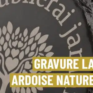 Détail d'une plaque funéraire en ardoise naturelle personnalisée