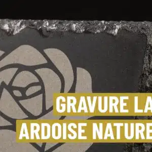 Détail d'une plaque funéraire en ardoise naturelle personnalisée
